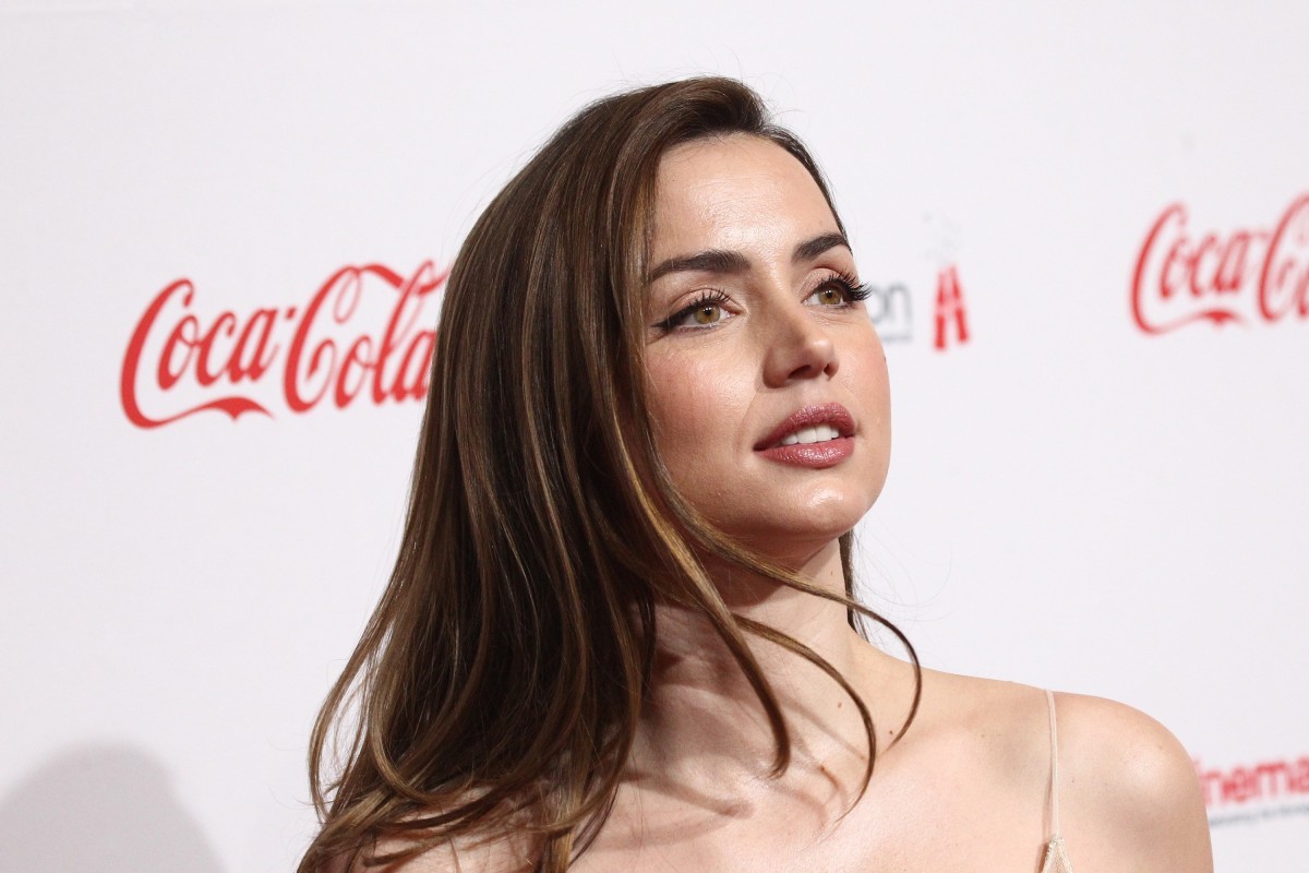『ジョン・ウィック』美女、ラスベガスで弾ける笑顔がかわいい！　カジノでキュートにポーズ