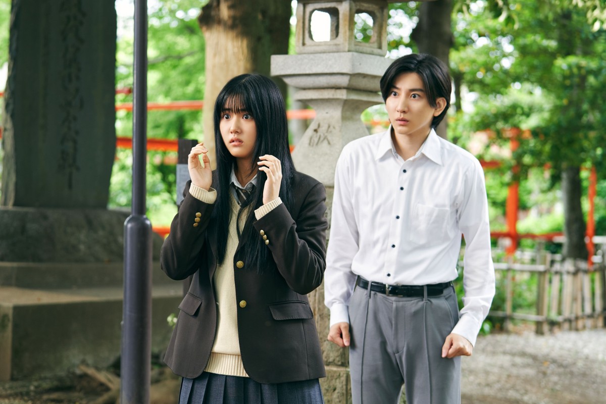 京本大我演じる、霊に憑りつかれた高校教師・遠野の背後に怪しい人影が！　『見える子ちゃん』場面写真解禁