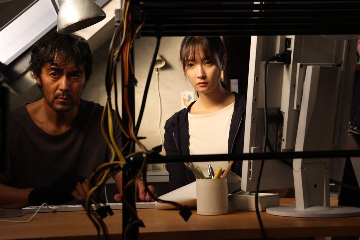 阿部寛×菜々緒『キャンドルスティック』緊張感漂う場面写真解禁　AI騙す衝撃マネーサスペンス