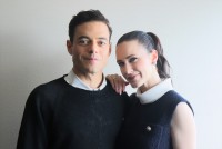 （左から）ラミ・マレック、レイチェル・ブロズナハン