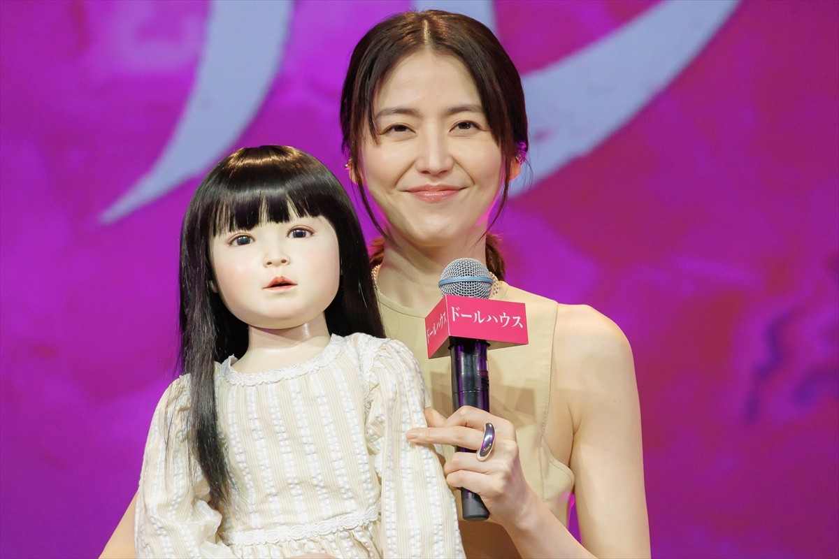 長澤まさみ、主演作『ドールハウス』での“ムンク顔”に矢口史靖監督「これを見たらたぶんトイレも行かれない」