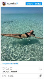 42歳迎えたミランダ・カー、4児の母とは思えない美腹筋披露！※「Miranda Kerr」インスタグラム