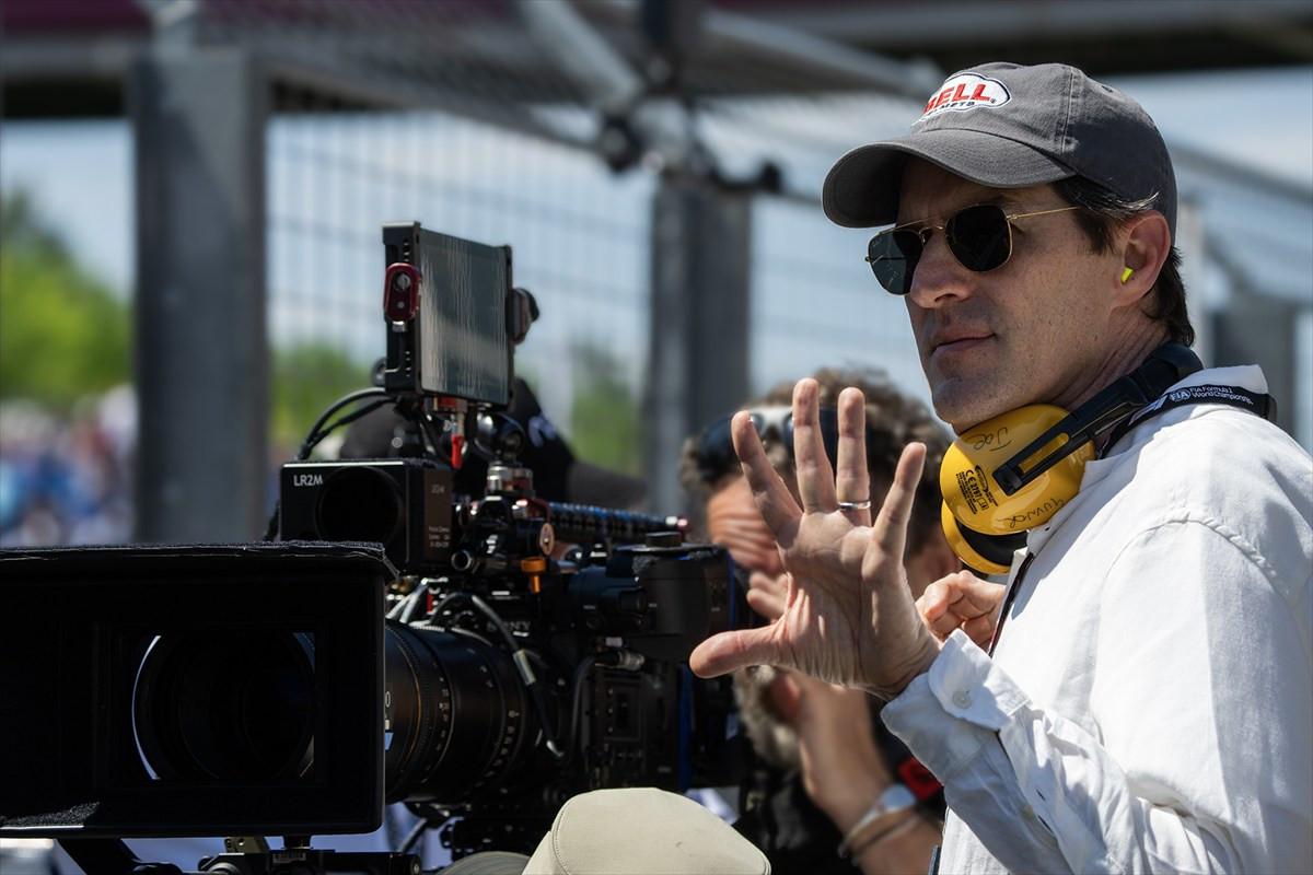 『F1／エフワン』ブラッド・ピットが自ら操縦！　ド迫力レースシーンの舞台裏映像公開