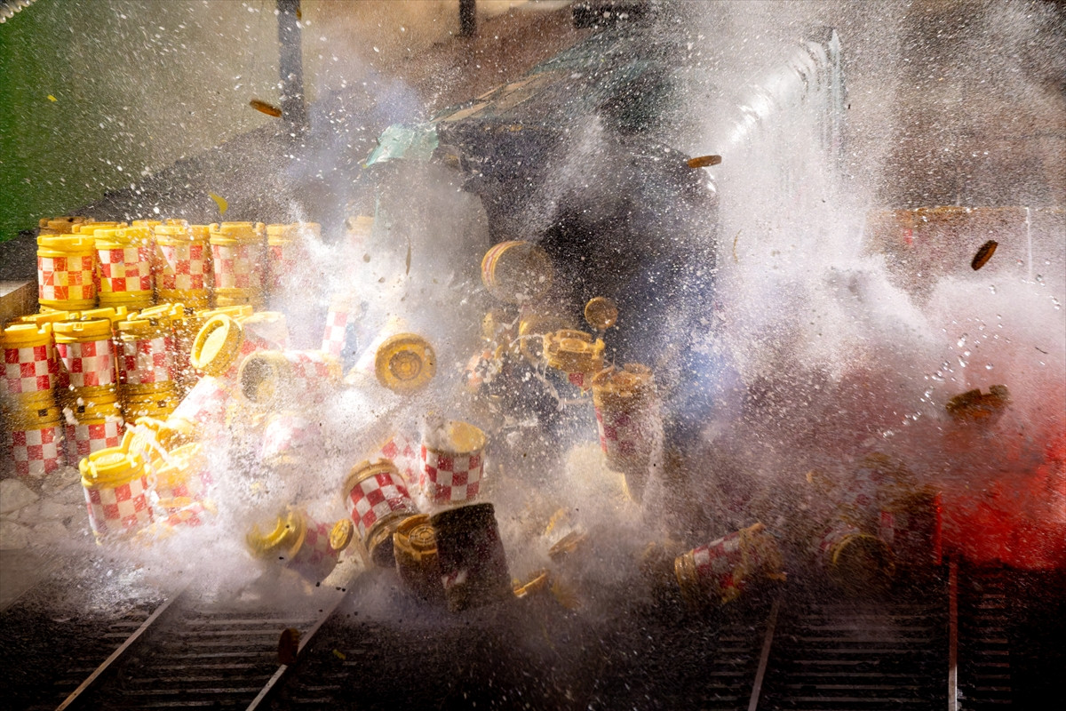 Netflix映画『新幹線大爆破』、日本第1位、世界第2位の好スタート　あの爆破シーンはこうして作られた！？特撮メイキング画像解禁