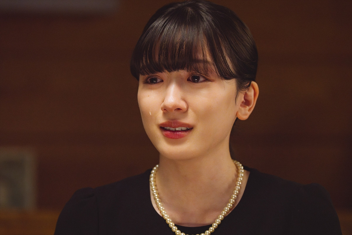 永野芽郁、涙を流す切ない表情から床に倒れ込む“限界OL姿”まで　『かくかくしかじか』新カット一挙公開