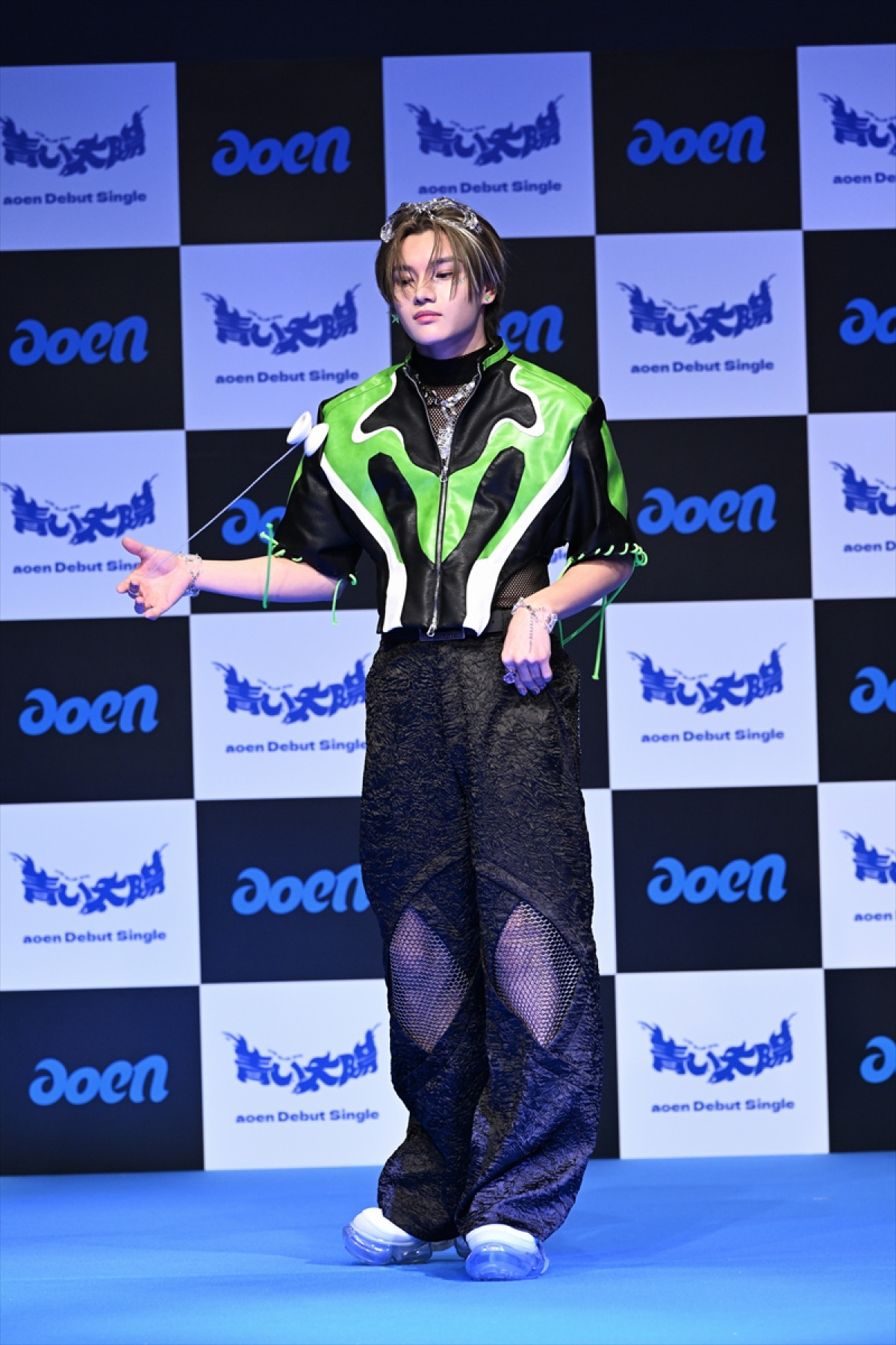 HYBE発のaoen、デビュー会見に7人で集合「一人一人違う輝きを持っている仲間」