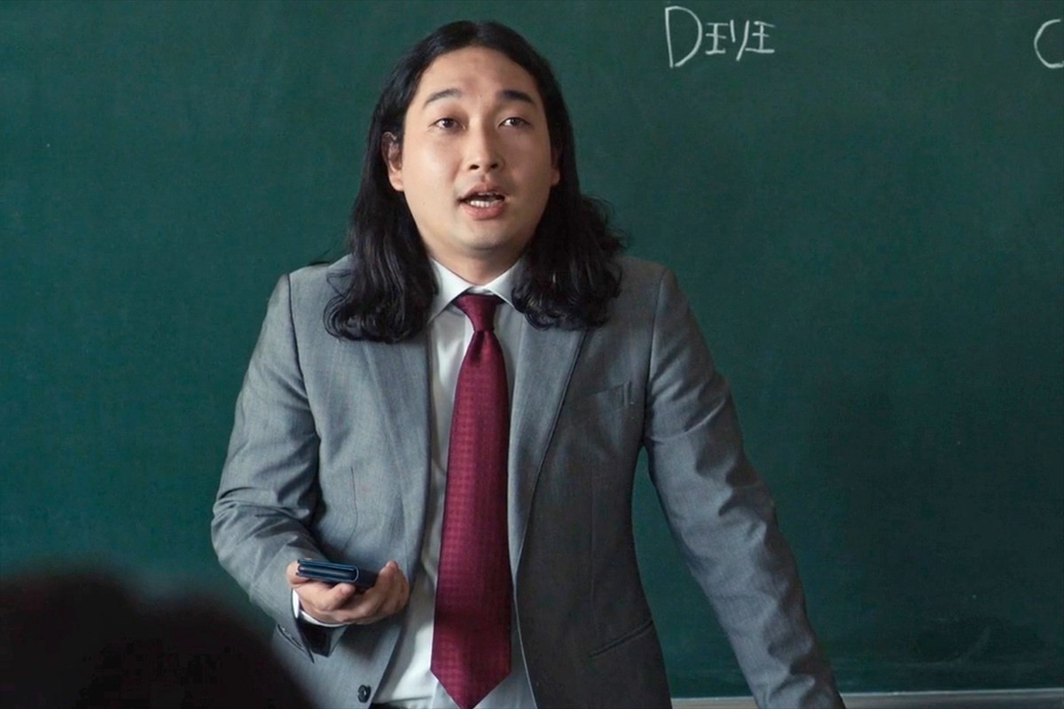 映画『6人ぼっち』賀屋壮也演じる担任教師・島の場面写真