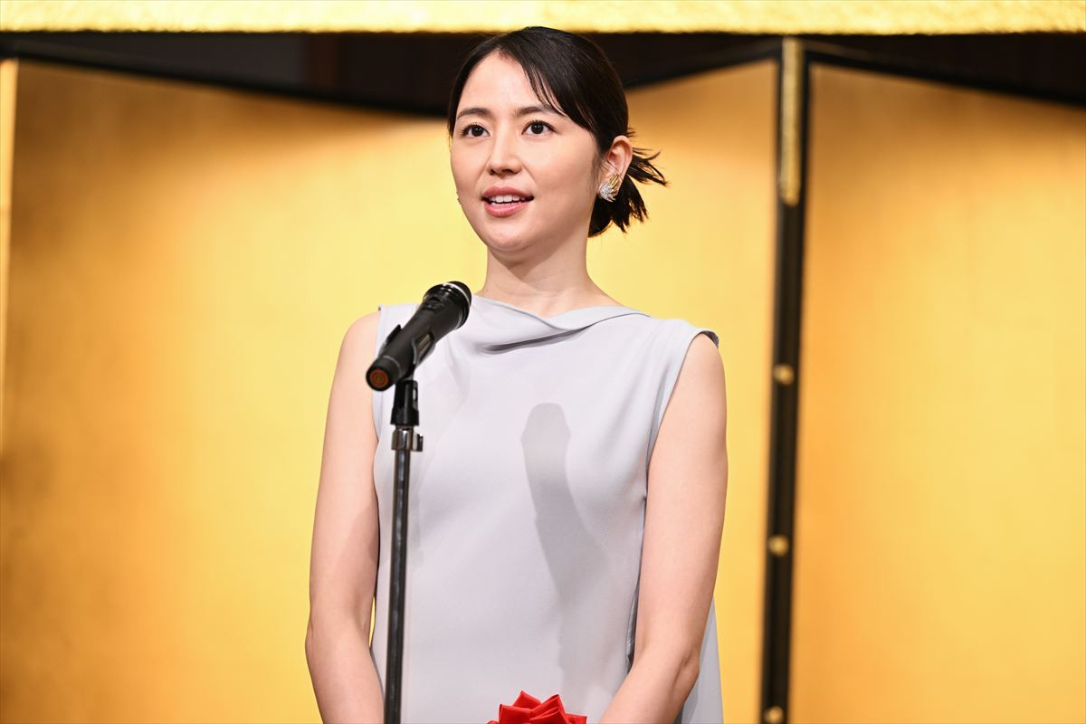 長澤まさみ、美麗ドレス姿で登場　受賞に喜びも「やらなくちゃいけないことは沢山ある」