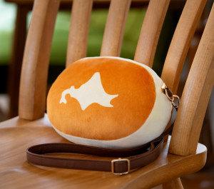 「北海道チーズ蒸しケーキ」のポーチが登場！　ポシェットにもなる2Way使用で機能性抜群