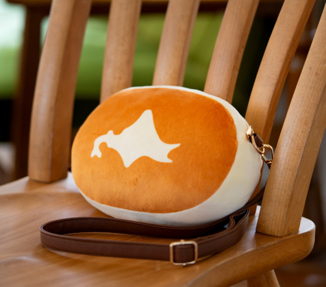 「北海道チーズ蒸しケーキ」のポーチが登場！　ポシェットにもなる2Way使用で機能性抜群