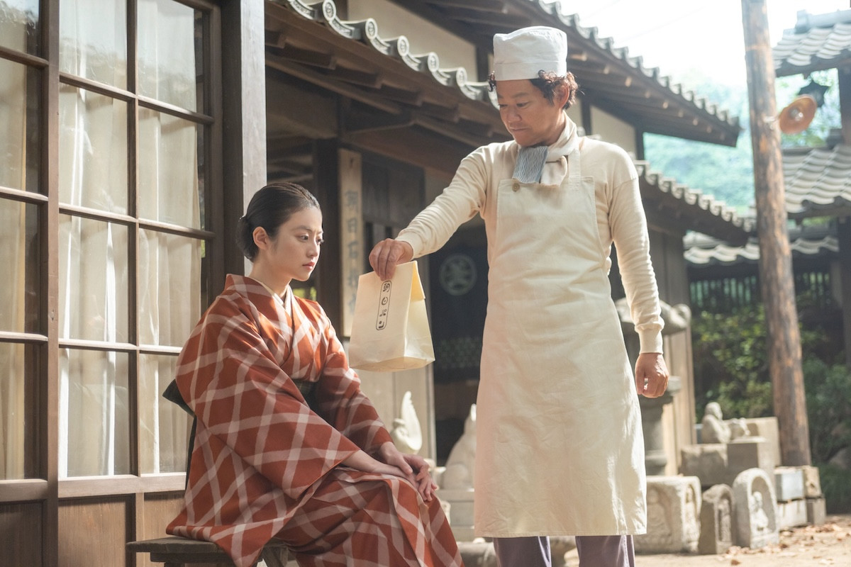 明日の『あんぱん』“のぶ”今田美桜、悲しみに暮れる“嵩”北村匠海に寄り添う