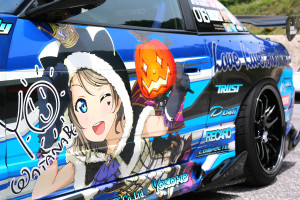 『ウマ娘』や『ラブライブ！』の“痛車150台”が集結！　初夏のスキー場で「ARC Championship 2025」開催