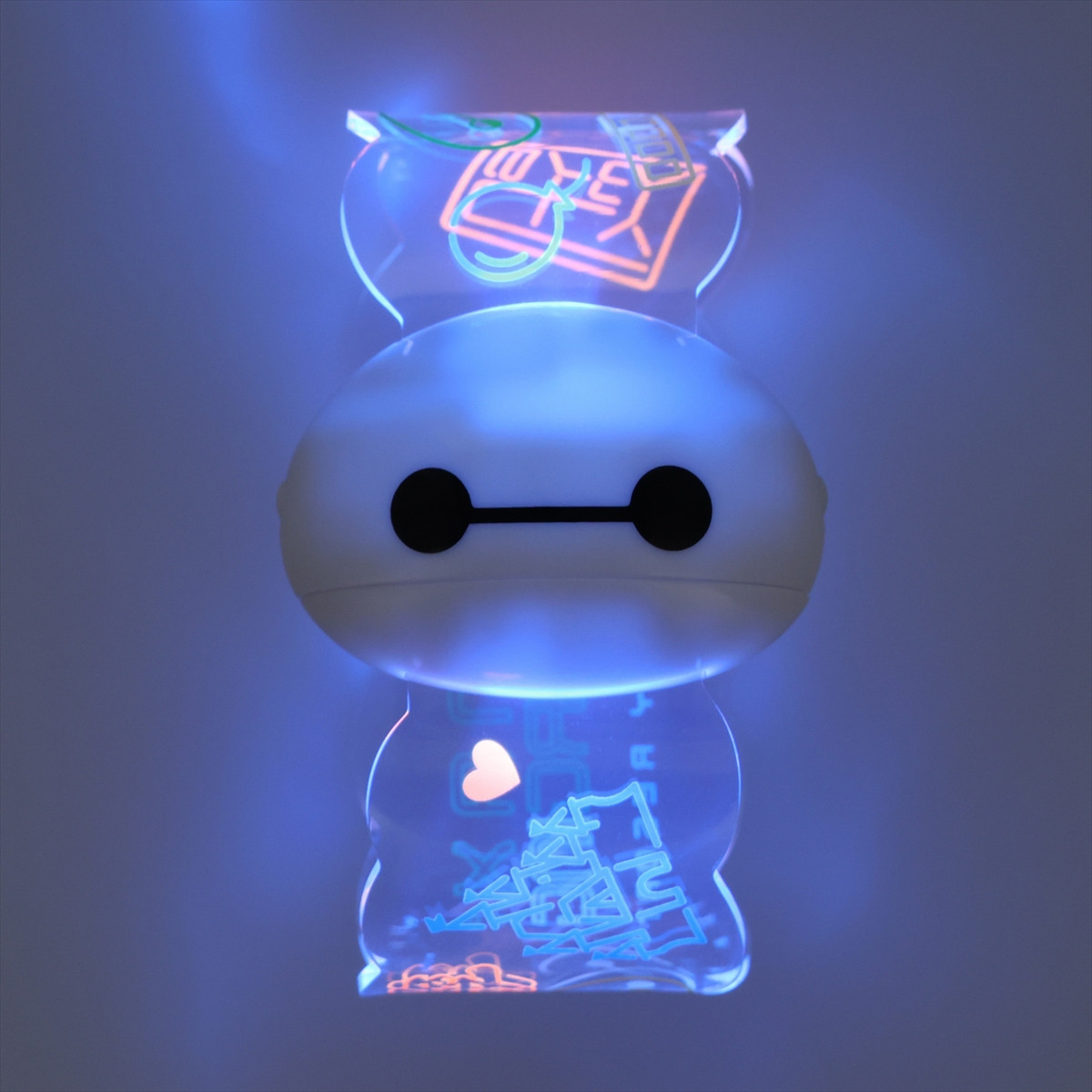 20250521_カラフルなネオンとベイマックスがデザインされたグッズ
