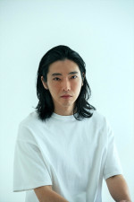 夜ドラ『いつか、無重力の宙で』で語りを務める柄本佑