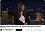 ティッシュで胸元を隠すダコタ・ジョンソン　※「The Tonight Show Starring Jimmy Fallon」YouTubeのスクリーンショット