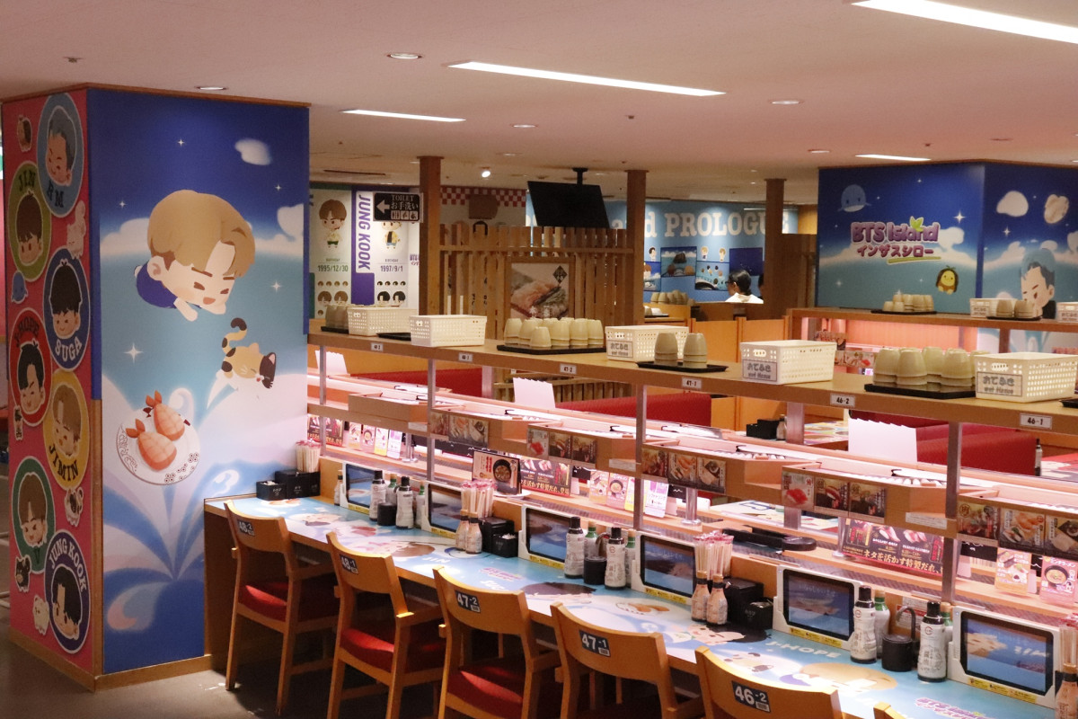 『BTS Island：インザソム』コラボ装飾された「スシロー」新宿三丁目店の様子＿20250627