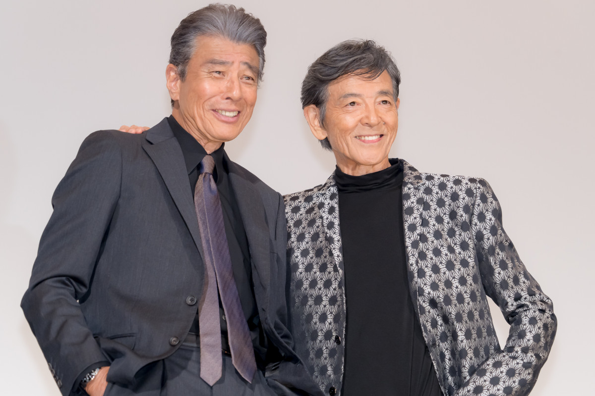 「さよなら 丸の内TOEI」プロジェクト 映画『あぶない刑事』舞台あいさつに出席した舘ひろし(左)と柴田恭兵(右)