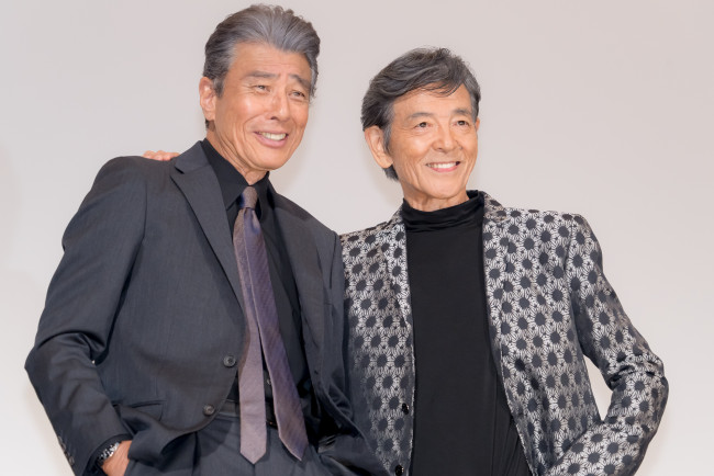 「さよなら 丸の内TOEI」プロジェクト 映画『あぶない刑事』舞台あいさつに出席した舘ひろし(左)と柴田恭兵(右)