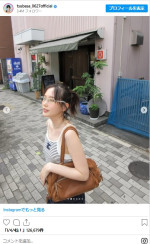 夏→秋の変化を感じさせるコーデ、サングラスもいいアクセントに　※「本田翼」インスタグラム