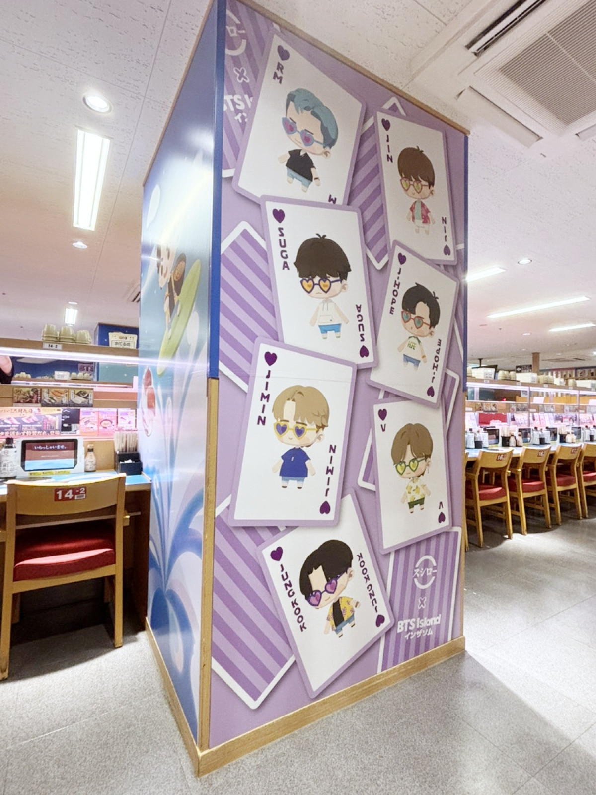 『BTS Island：インザソム』コラボ装飾された「スシロー」新宿三丁＿202506目店の様子
