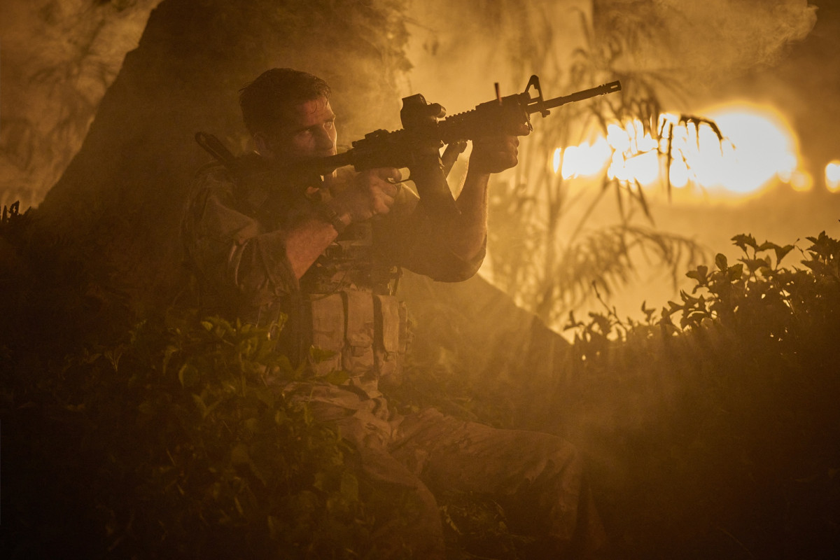 ラッセル・クロウが無人戦闘機操縦士の葛藤を熱演『ランド・オブ・バッド』8.15公開！　リアム・ヘムズワースがJTAC軍曹に