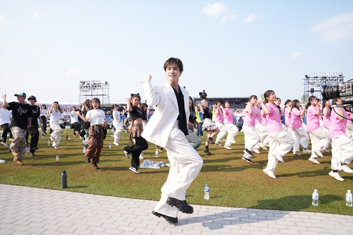 田原俊彦＆岩田剛典スペシャルMC『日本人が1番踊りたい神曲ベスト30』今夜放送　大阪・関西万博で約2500人踊りまくる！