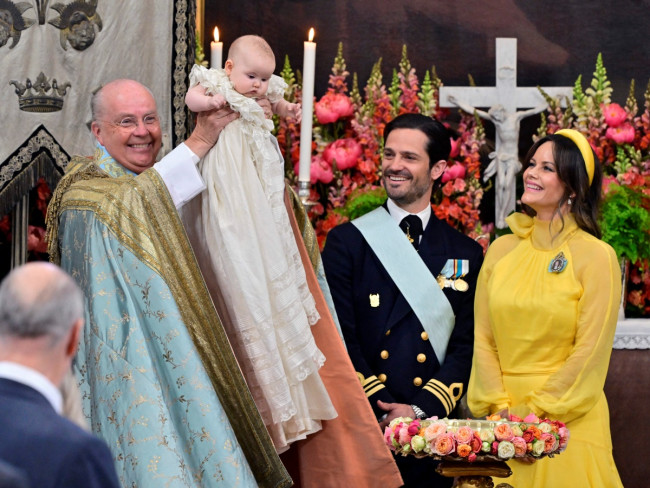 スウェーデン王室カール・フィリップ王子&ソフィア妃、愛娘イネス王女の洗礼式で結婚10周年を祝う