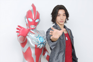 （左から）ウルトラマンオメガ、近藤頌利