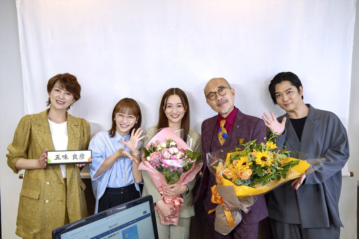 ドラマ『ダメマネ! ―ダメなタレント、マネジメントします―』より(左から)吉瀬美智子、川栄李奈、華優希、竹中直人、千葉雄大