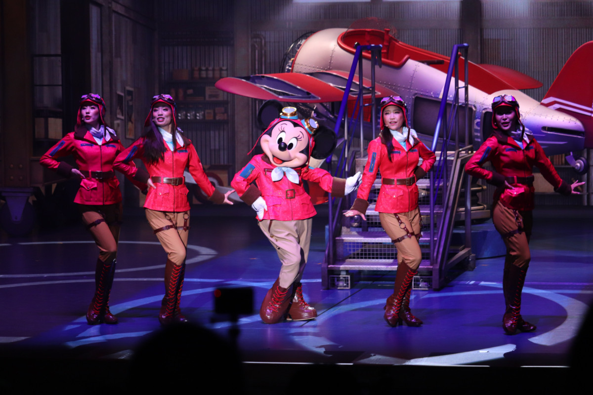 2re20250715_東京ディズニーシー「ハンガーステージ」の新エンターテイメントプログラム「ドリームス・テイク・フライト」の様子