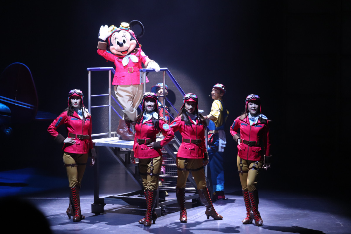 2re20250715_東京ディズニーシー「ハンガーステージ」の新エンターテイメントプログラム「ドリームス・テイク・フライト」の様子