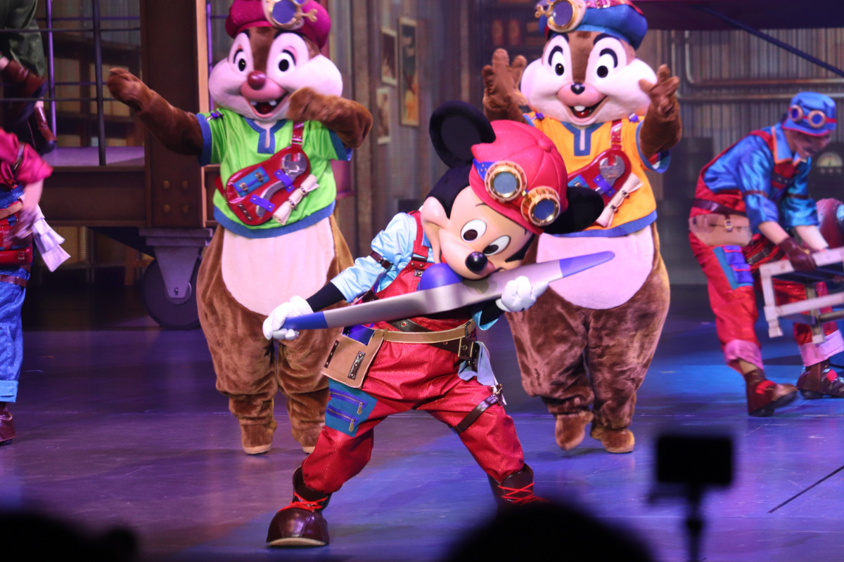 2re20250715_東京ディズニーシー「ハンガーステージ」の新エンターテイメントプログラム「ドリームス・テイク・フライト」の様子
