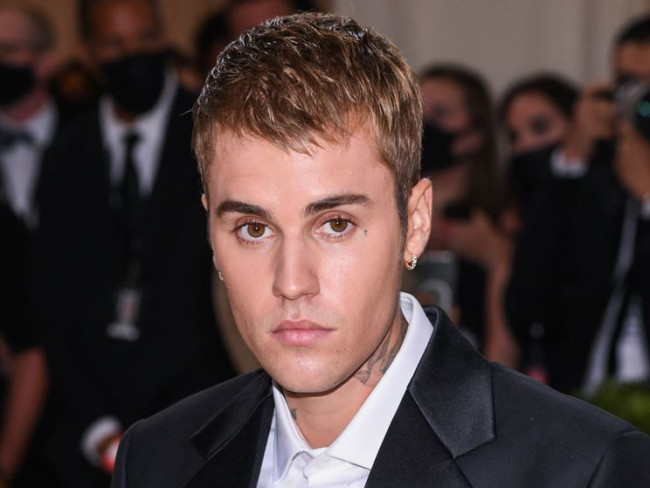 ジャスティン・ビーバー、10か月の息子と遊ぶ動画で笑顔を見せる