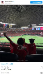 愛娘と仲よく試合観戦する後ろ姿も　※「篠田麻里子」インスタグラム