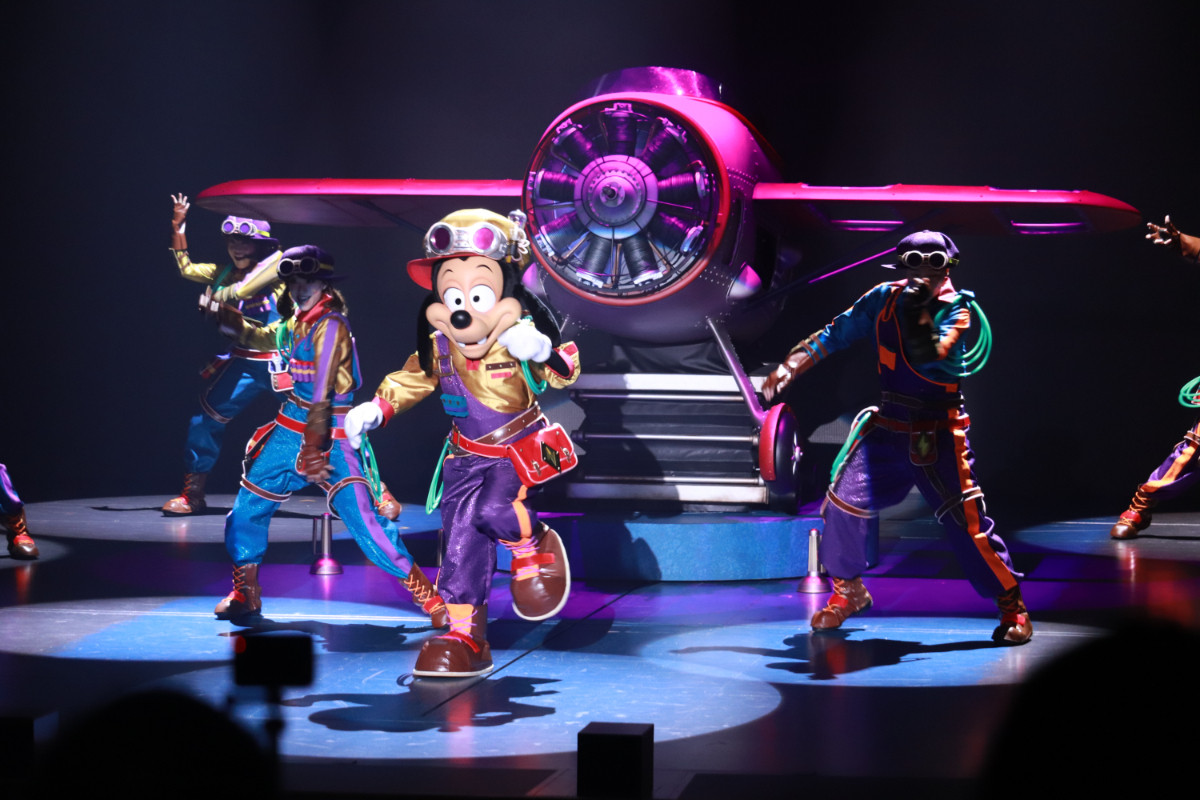 2re20250715_東京ディズニーシー「ハンガーステージ」の新エンターテイメントプログラム「ドリームス・テイク・フライト」の様子