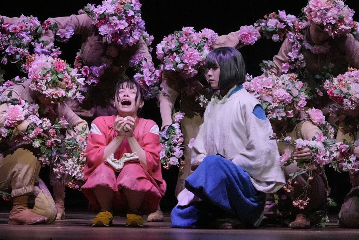 舞台『千と千尋の神隠し』上海公演開幕！　千尋役・橋本環奈らの舞台＆本初日カーテンコール写真が到着