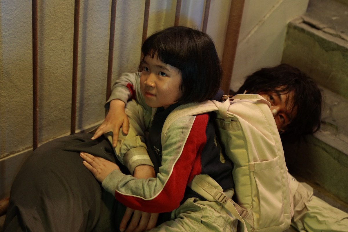 『誘拐の日』第3話　“新庄”斎藤工＆“凛”永尾柚乃、“汐里”安達祐実を尾行　衝撃の事実が明らかに