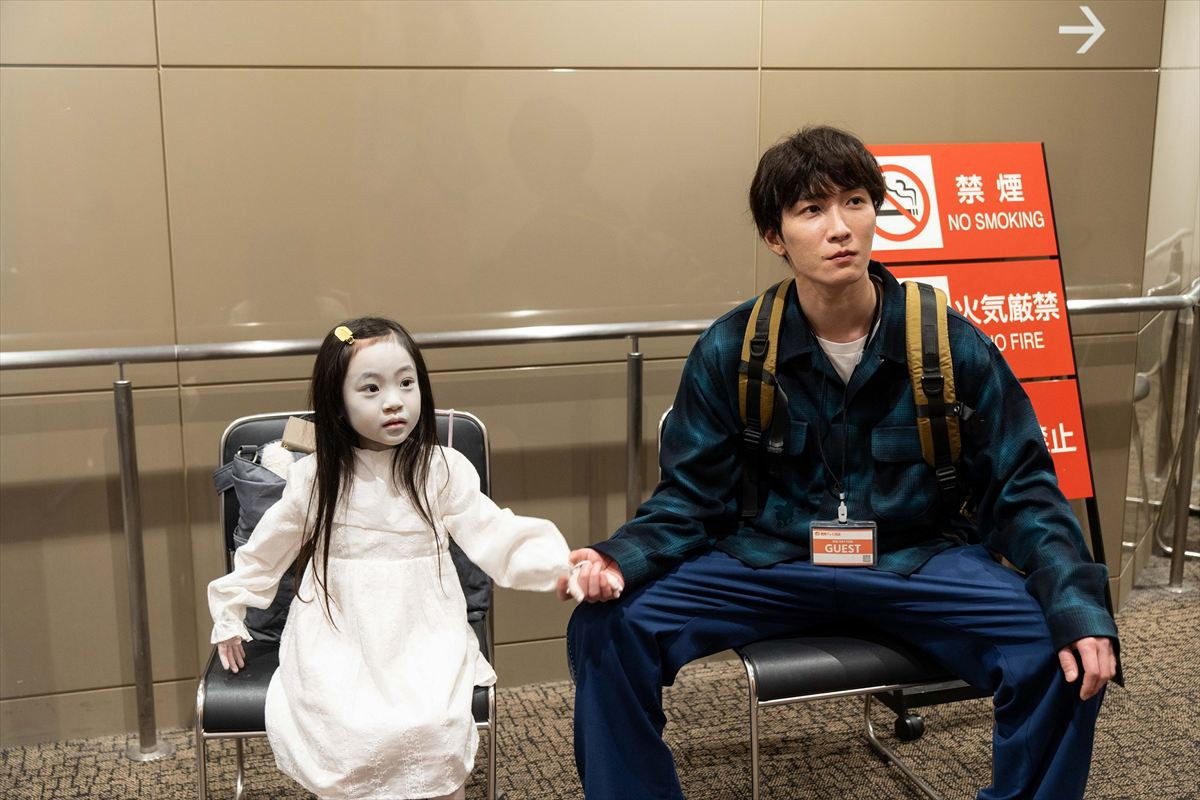 渡辺翔太、子どもお化けにメロメロ⁉　『事故物件ゾク 恐い間取り』ホラーなのに癒されるメイキング写真解禁