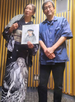 対面した（左から）松任谷由実と伊藤潤二