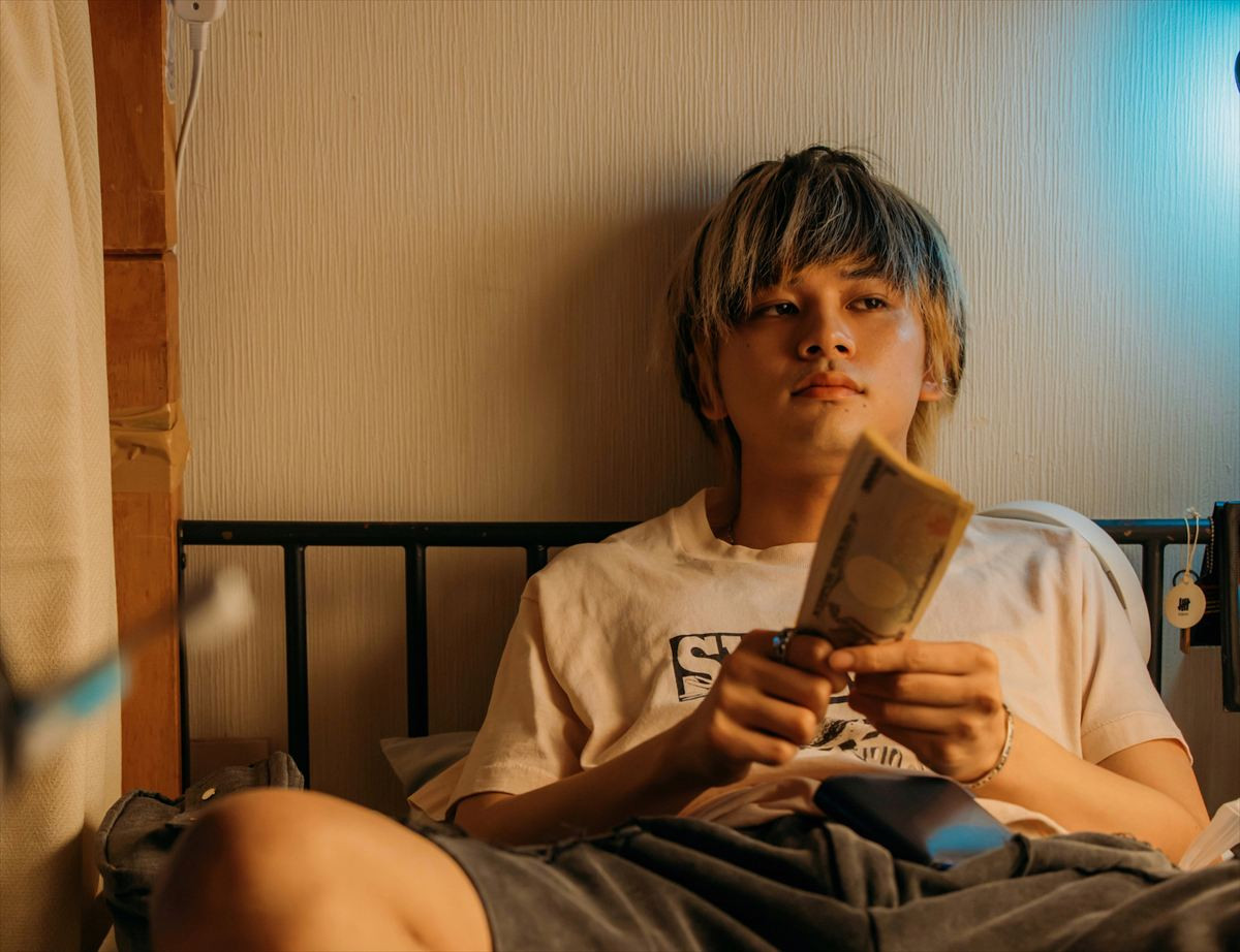 北村匠海が綾野剛にナイフを突きつける！　『愚か者の身分』場面写真10点解禁