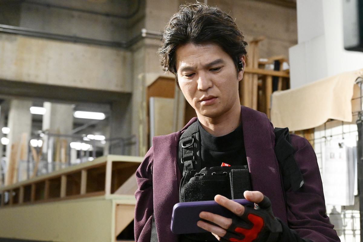 『放送局占拠』武装集団「妖」の天狗　正体は人気芸人　視聴者びっくり「まさか」「イケメンすぎ」（ネタバレあり）