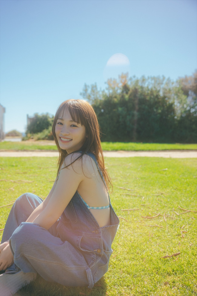 『川栄李奈1st写真集 youphoria』より