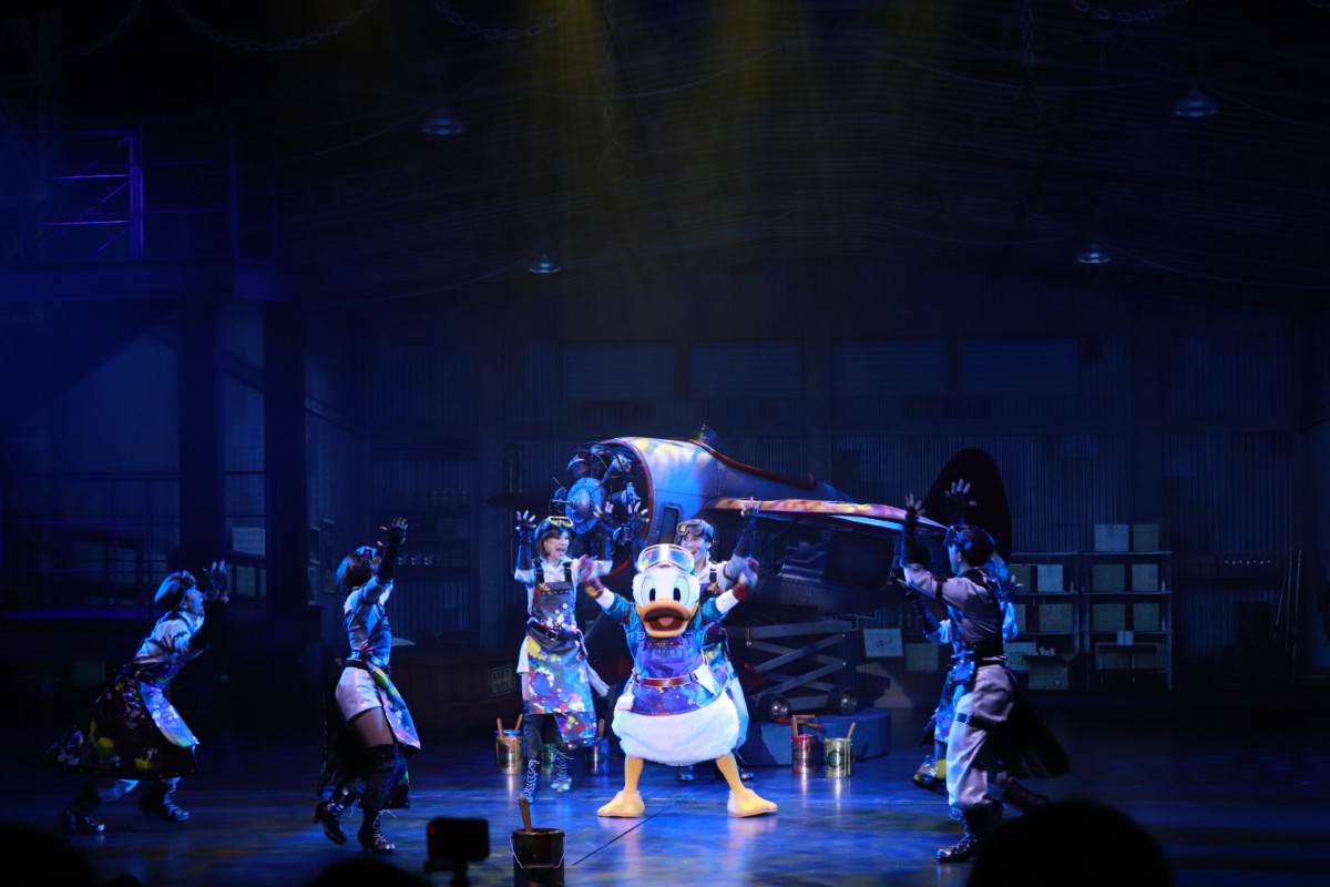 2re20250715_東京ディズニーシー「ハンガーステージ」の新エンターテイメントプログラム「ドリームス・テイク・フライト」の様子