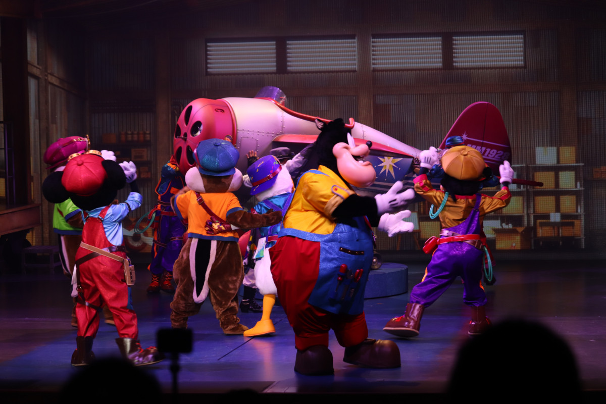 2re20250715_東京ディズニーシー「ハンガーステージ」の新エンターテイメントプログラム「ドリームス・テイク・フライト」の様子