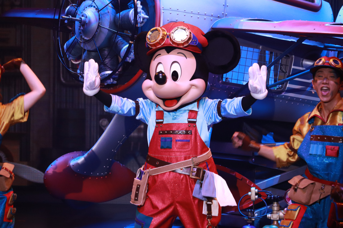 2re20250715_東京ディズニーシー「ハンガーステージ」の新エンターテイメントプログラム「ドリームス・テイク・フライト」の様子