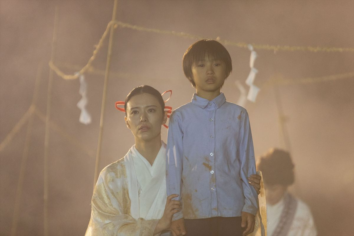 元宝塚スター・彩凪翔、“男役”から“巫女役”へ…初のホラーヒロインに挑戦　映画『男神』本編映像＆場面写真解禁