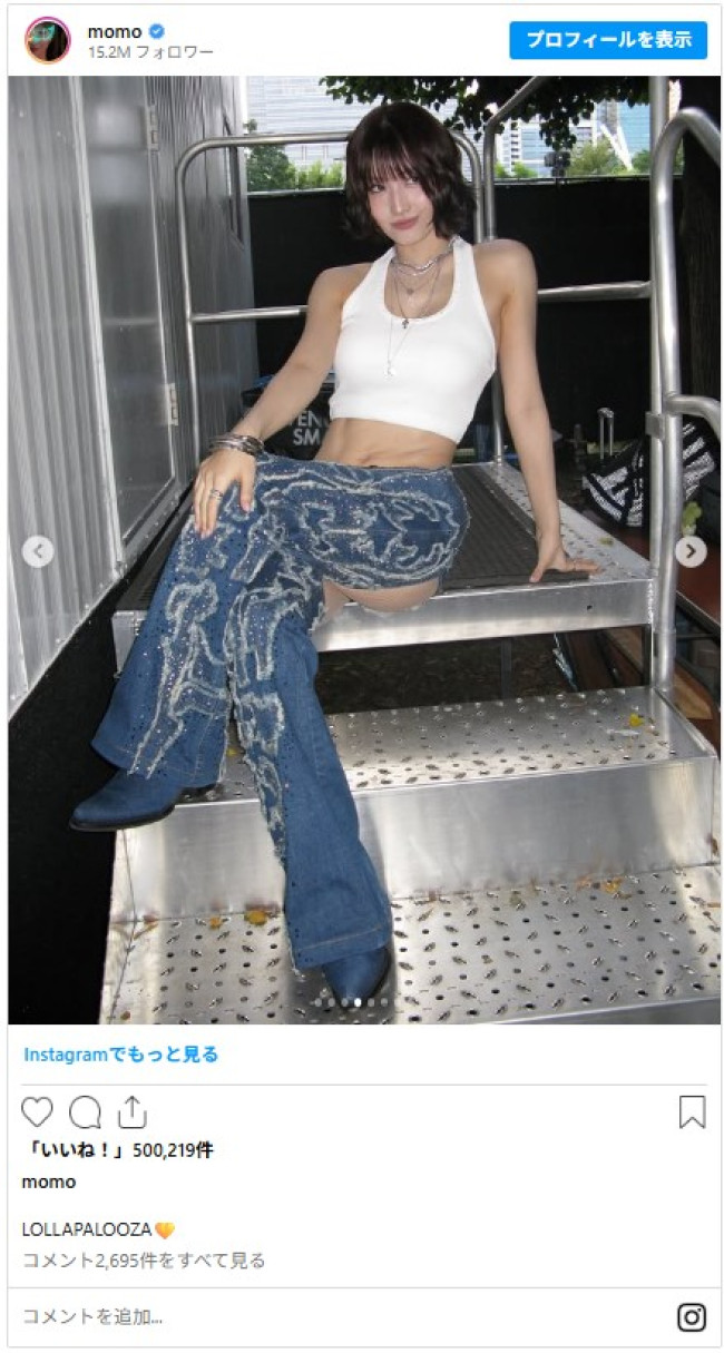 写真）TWICE モモ、へそ出しタンクトップ姿で美スタイル際立つ 「腹筋