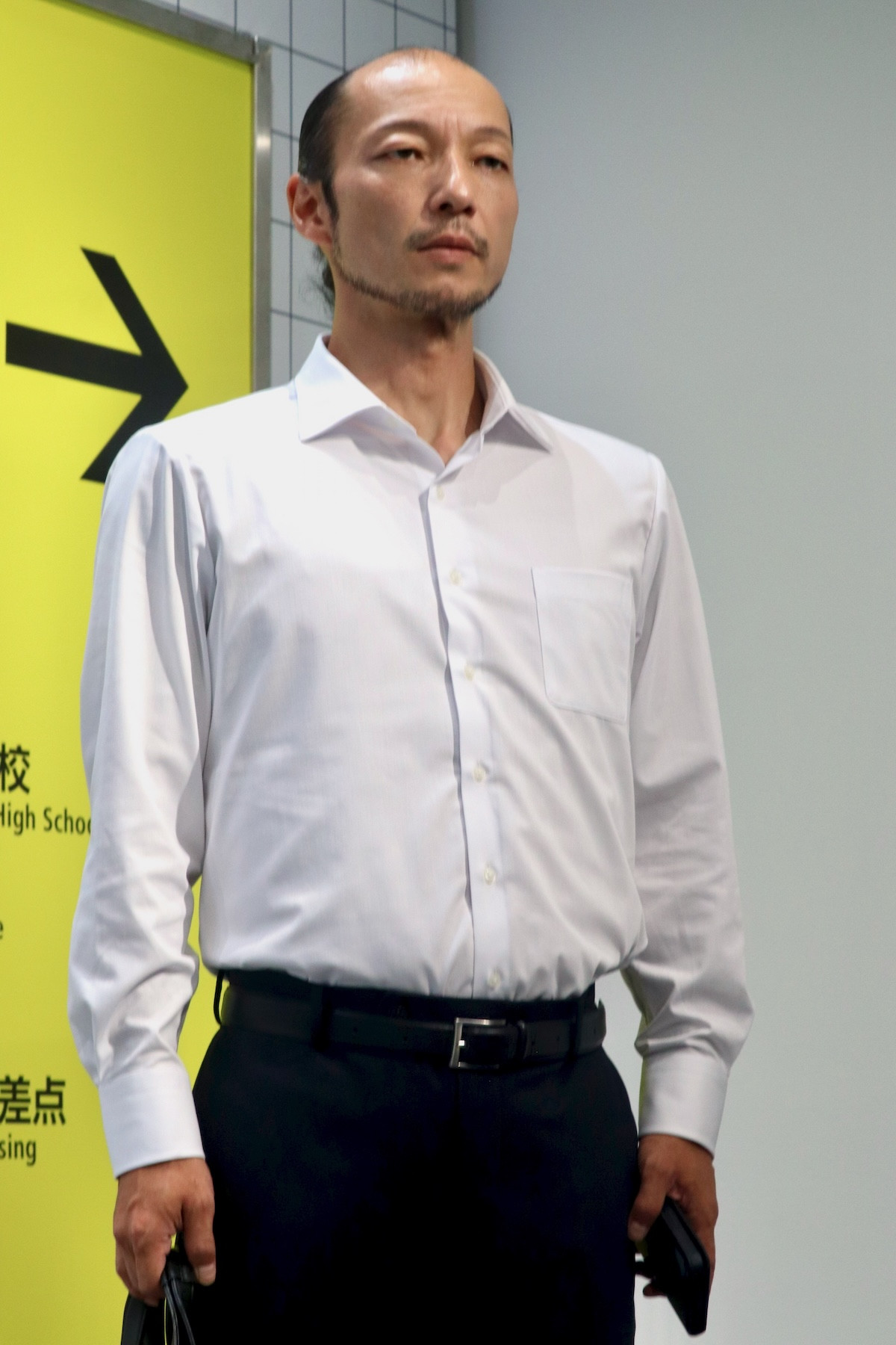 1日限定『８番出口』“歩く男”グリーティングに長蛇の列　無表情→笑顔で歓声上がって大盛り上がり