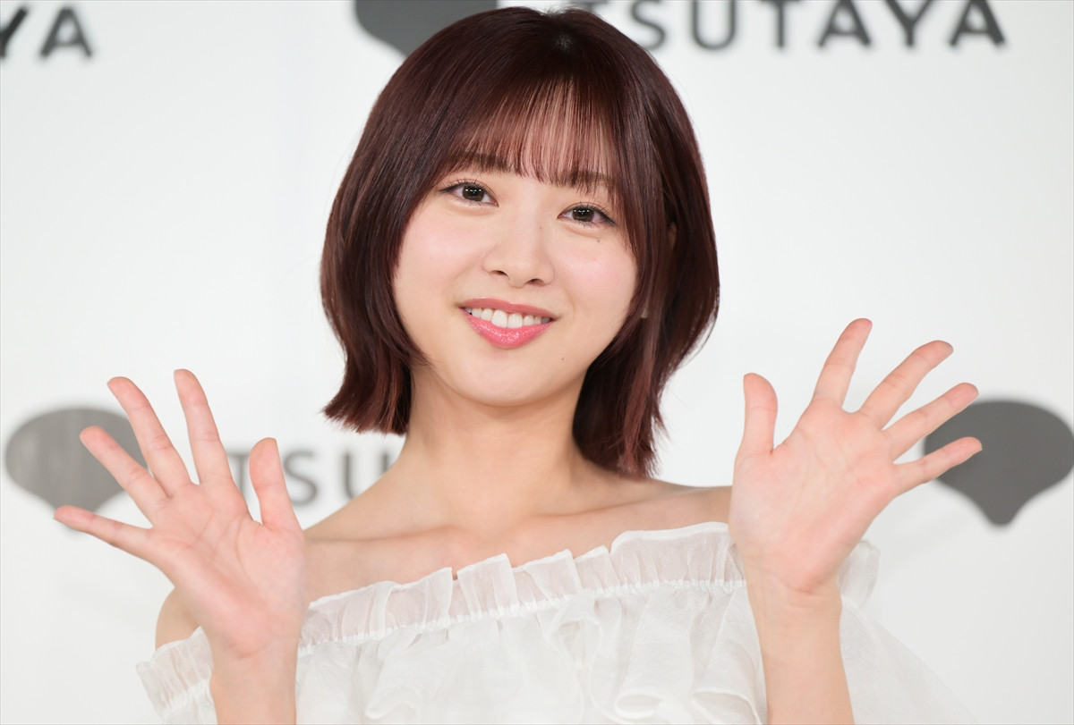 日向坂46・富田鈴花、1st写真集『鈴花サーキット』発売記念記者会見に登場