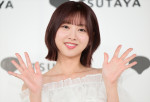 日向坂46・富田鈴花、1st写真集『鈴花サーキット』発売記念記者会見に登場